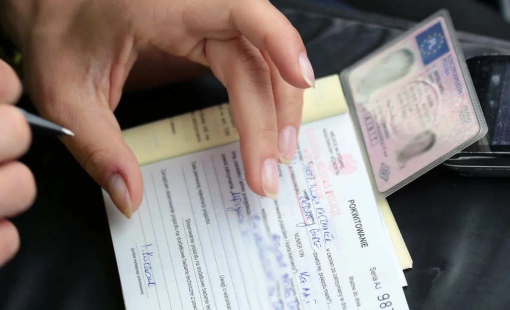 Obecnie za przekroczenie prędkości o ponad 50 km/h w terenie zabudowanym, kierowcy zabierane jest prawo jazdy, a także nakładany jest na niego mandat Obecnie za przekroczenie prędkości o ponad 50 km/h w terenie zabudowanym, kierowcy zabierane jest prawo jazdy, a także nakładany jest na niego mandat
