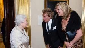 Rod Stewart z żoną Penny Lancaster odbierają gratulacje od królowej Elżbiety II