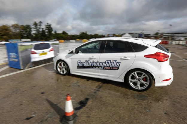 Ford uczy młodych kierowców bezpiecznej jazdy