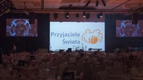 Stowarzyszenie „Przyjaciele Świata” jest organizacją non-profit, która działa w Łodzi od sześciu lat.   Jego działalność koncentruje się na pomocy najmłodszym, a wśród placówek objętych wsparciem znajdują się szpitale, domy dziecka i świetlice środowiskowe. 