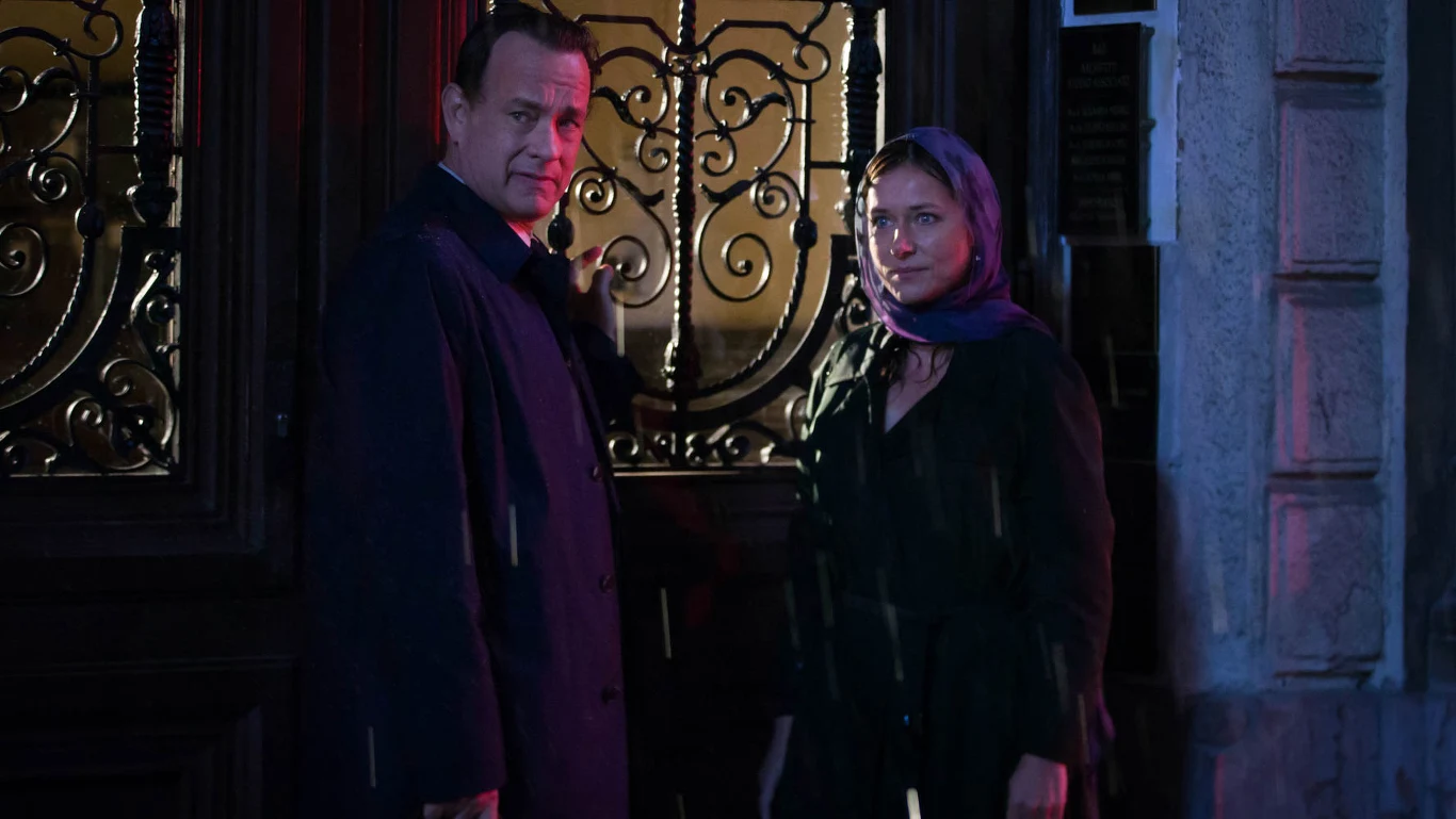 Tom Hanks i Sidse Babett Knudsen w scenie z filmu "Inferno"