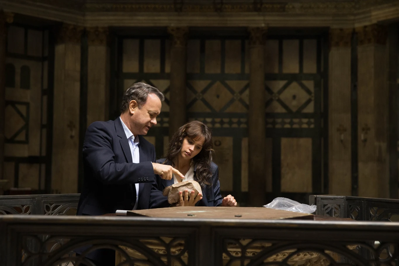 Tom Hanks i Felicity Jones w scenie z filmu "Inferno"