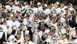 Hokeiści Pittsburgh Penguins z Pucharem Stanleya