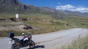 Honda Africa Twin. Dobrze jedzie, dobrze wygląda, dobrze też świeci