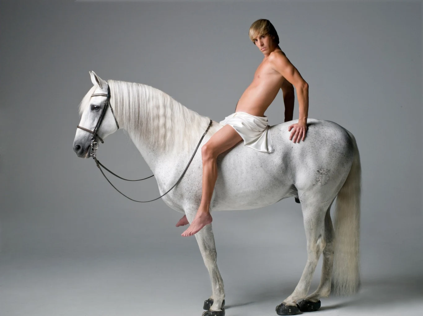 Kolejnym wcieleniem Barona Cohena, które podbiło kina był Brüno - gejowska wyrocznia mody i telewizyjny prezenter w jednym. Jego życiowe cele - zostać największą austriacką gwiazdą po Adolfie Hitlerze oraz odnaleźć prawdziwą miłość. Aby zrealizować te marzenia, Brüno nie cofnie się przed niczym. Adopcja czarnoskórego chłopca wymienionego na iPoda? Zaciągnięcie się do wojska w mundurze od Dolce&Gabbana? Próba zmiany orientacji seksualnej na hetero? Dla niego nie ma żadnej świętości ani tematu tabu.

Tak jak przy okazji "Borata" Baron Cohen na celowniku miał przede wszystkim antysemitów, tym razem skierował swoją kamerę w stronę homofobów. W "Brüno" pokazywał m.in., jak duchowny stara się "wyleczyć" jego bohatera z gejostwa, zalecając całkiem na poważnie wstrzemięźliwość seksualną i modlitwę (na co komik rzuca w jego stronę: "Nigdy nie miałeś seksu homoseksualnego? To dziwne, bo masz usta stworzone do obciągania"), a także, jak rozbiera się przed starającym się wtedy o nominację prezydencką Ronem Paulem (przekonując go przy okazji, że jest podobny do Enrique Iglesiasa).

Przeciwnicy Barona Cohena zarzucali mu jednak, że "Brüno" zamiast walczyć ze stereotypami dotyczącymi homoseksualistów, tylko je wzmacnia, prezentując taką a nie inną wizję swojego bohatera.