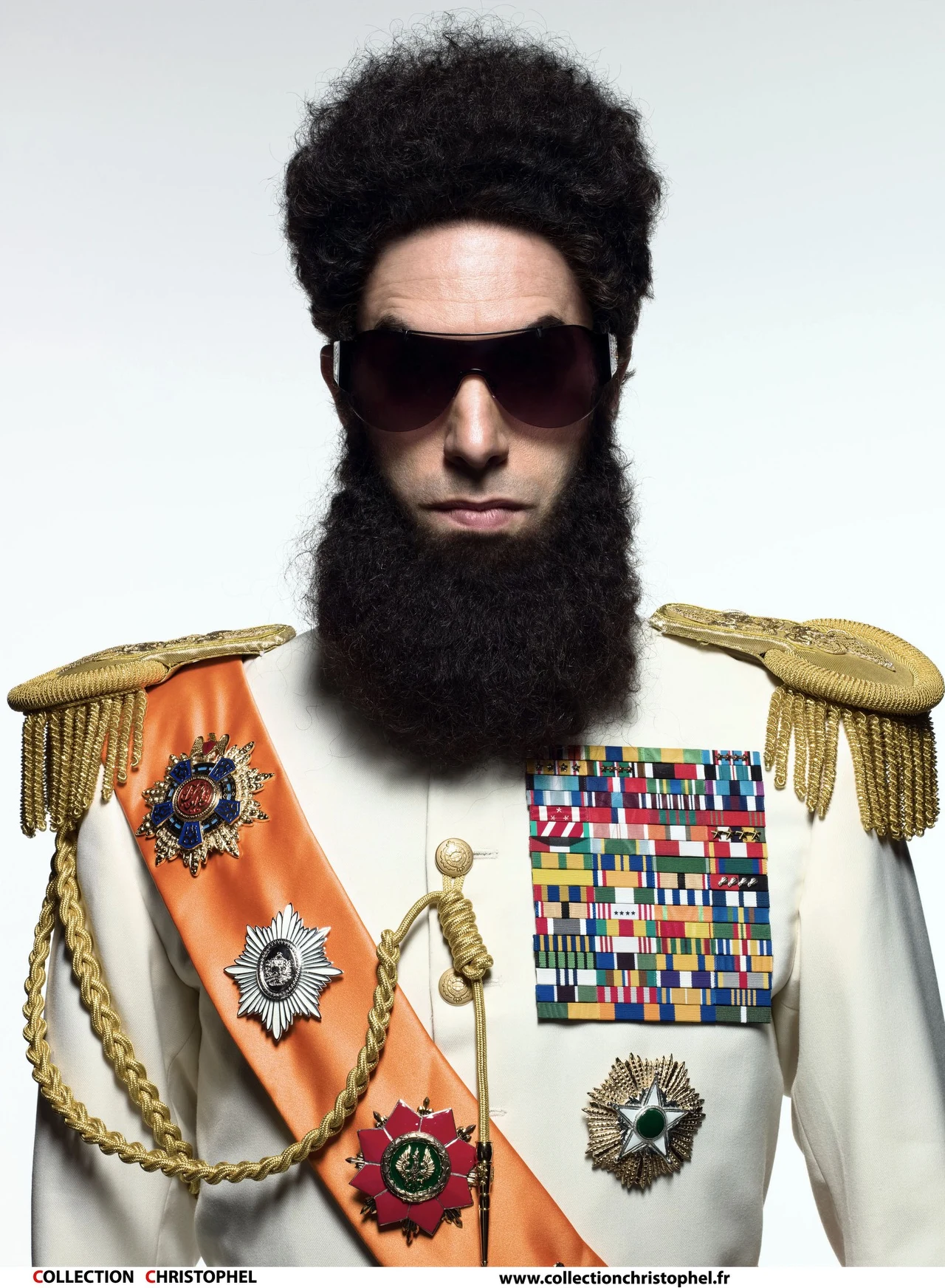 Podobne apele pojawiały się też w związku z kolejnym obrazem komika, przy okazji którego już po raz trzeci spotkał się z reżyserem Larrym Charlesem. Tym razem film oprotestowały organizacje muzułmańskie, obawiając się że "Dyktator" przyczyni się do wzrostu antyarabskich nastrojów. Dlaczego?

Ponieważ kolejne wcielenie Barona Cohena wzorowane było na postaciach dwóch tyranów: Muammara Kaddafiego i Saddama Husajna. A sam komik mówił o swoim filmie (dedykowanym nota bene pamięci zmarłego niedawno Kim Dzong-Ila), że jest to "niezwykła historia dyktatora, który heroicznie ryzykował własne życie po to, by demokracja nigdy nie zawitała do kraju, który z taką miłością terroryzował".


 