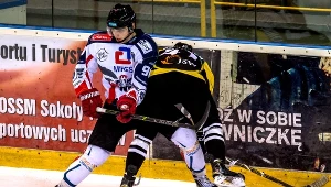 Zawodnik Nesty Mires Toruń Artur Kourach (L) i Tomas Kominek (P) z JKH GKS-u Jastrzębie