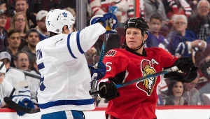 Chris Neil (z prawej) z Ottawa Senators kontra Matt Martin z Toronto Maple Leafs