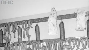 Sklep nr 317 "Emilia" Warszawskiej Spółdzielni Spożywców "Społem" przy ul. Śliskiej 10 w Warszawie. Stoisko z wędliną i garmażerką