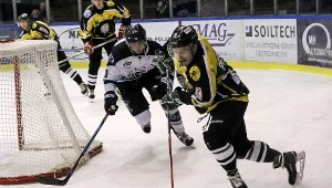 Hokeista Automatyki Stoczniowiec 2014 Gdańsk Szymon Marzec (L) i Jakub Peslar (P) z JKH GKS Jastrzębie 