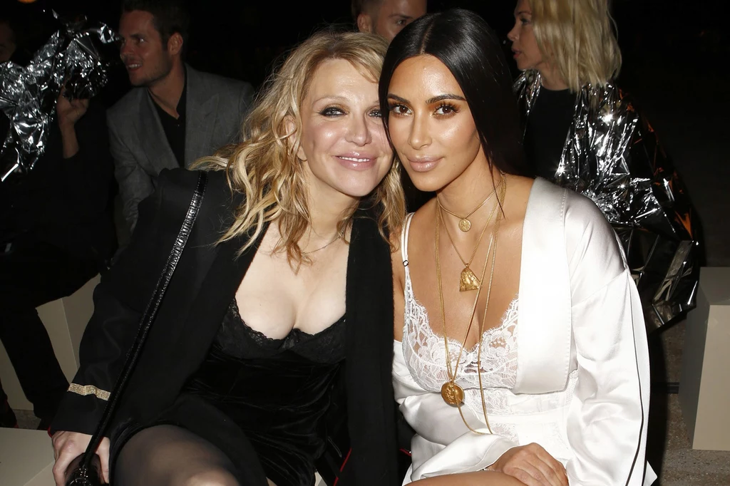 Kim Kardashian i Courtney Love podczas pokazu na paryskim Fashion Weeku 