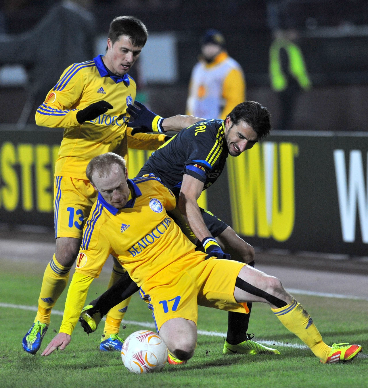 Piłkarze BATE Borysów (na żółto) Piłkarze BATE Borysów (na żółto)