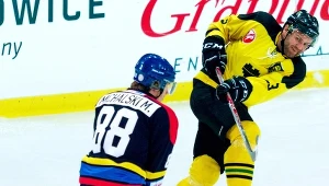 Zawodnik GKS Katowice Bogusław Rąpała (P) i Mateusz Michalski (L) z TatrySki Podhala Nowy Targ