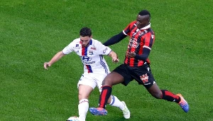 Mario Balotelli (OGC Nice, z prawej) i Jordan Ferri z Olympique Lyon