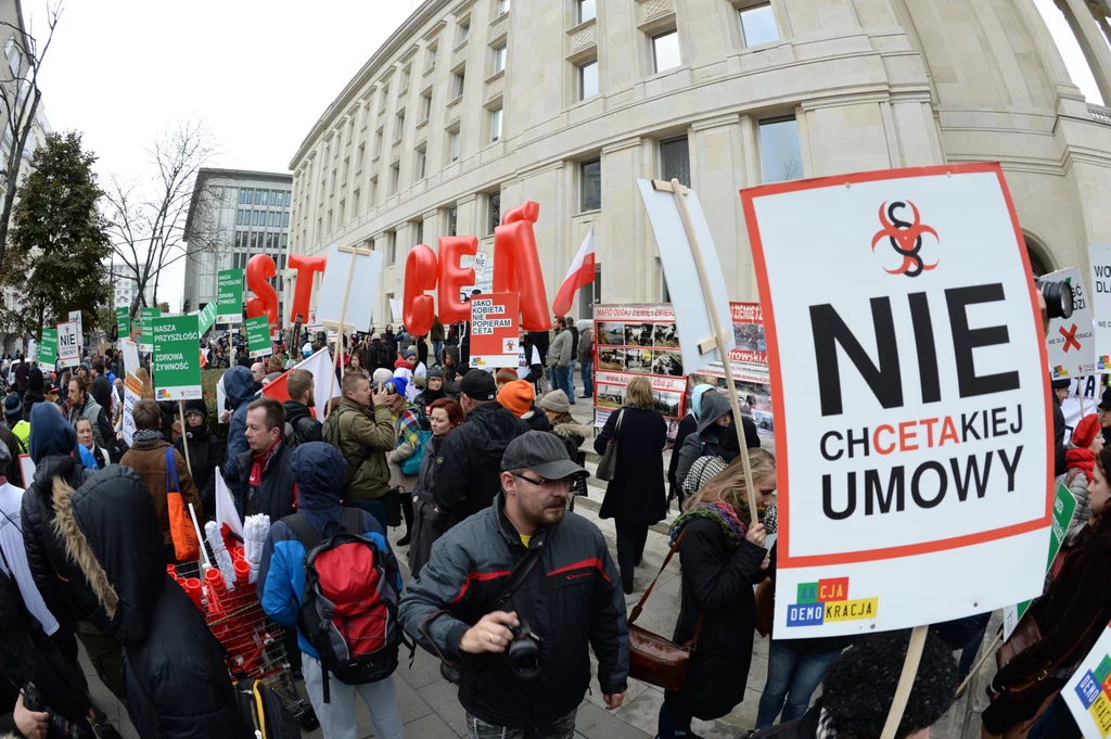 Protest przeciwko przyjęciu umów o wolnym handlu umów o wolnym handlu z USA - TTIP i Kanadą - CETA odbył się w Warszawie. Protest przeciwko przyjęciu umów o wolnym handlu umów o wolnym handlu z USA - TTIP i Kanadą - CETA odbył się w Warszawie.