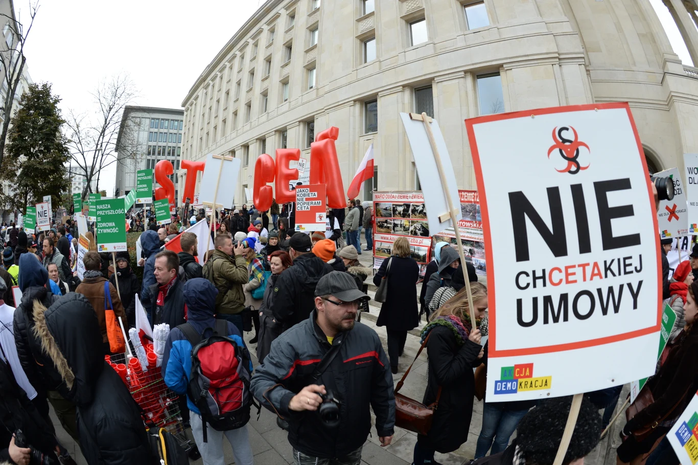 Protest przeciwko przyjęciu umów o wolnym handlu umów o wolnym handlu z USA - TTIP i Kanadą - CETA odbył się w Warszawie. Protest przeciwko przyjęciu umów o wolnym handlu umów o wolnym handlu z USA - TTIP i Kanadą - CETA odbył się w Warszawie.