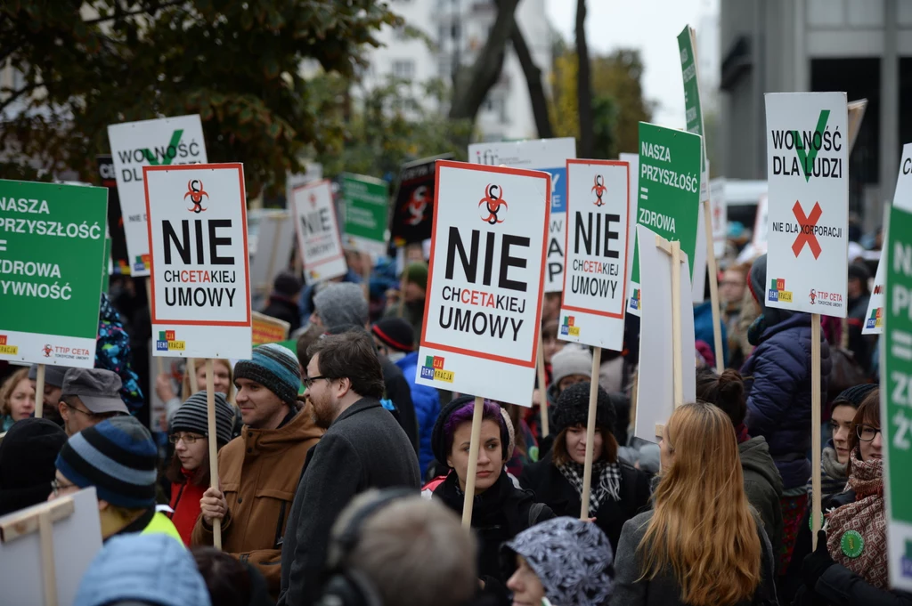 Protest przeciwko przyjęciu umów o wolnym handlu umów o wolnym handlu z USA - TTIP i Kanadą - CETA odbył się w Warszawie. Protest przeciwko przyjęciu umów o wolnym handlu umów o wolnym handlu z USA - TTIP i Kanadą - CETA odbył się w Warszawie.