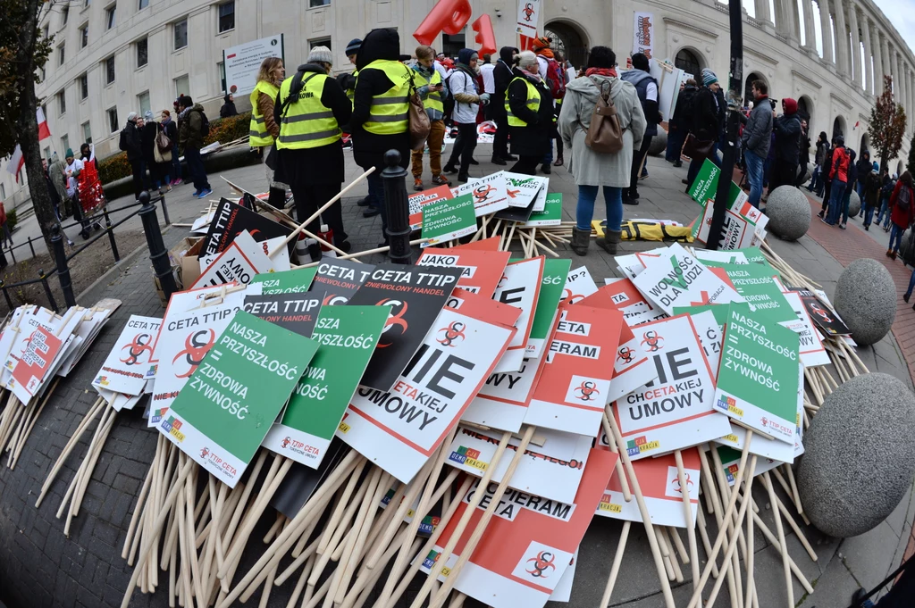 Protest przeciwko przyjęciu umów o wolnym handlu umów o wolnym handlu z USA - TTIP i Kanadą - CETA odbył się w Warszawie. Protest przeciwko przyjęciu umów o wolnym handlu umów o wolnym handlu z USA - TTIP i Kanadą - CETA odbył się w Warszawie.