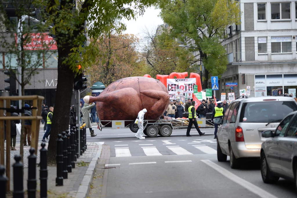 Protest przeciwko przyjęciu umów o wolnym handlu umów o wolnym handlu z USA - TTIP i Kanadą - CETA odbył się w Warszawie. Protest przeciwko przyjęciu umów o wolnym handlu umów o wolnym handlu z USA - TTIP i Kanadą - CETA odbył się w Warszawie.