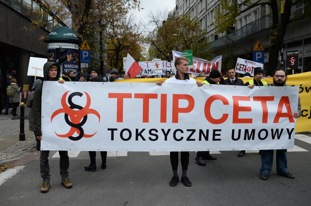 Protest przeciwko przyjęciu umów o wolnym handlu umów o wolnym handlu z USA - TTIP i Kanadą - CETA odbył się w Warszawie. Protest przeciwko przyjęciu umów o wolnym handlu umów o wolnym handlu z USA - TTIP i Kanadą - CETA odbył się w Warszawie.