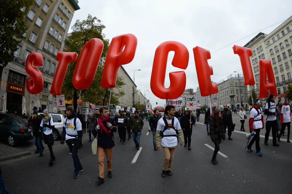 Protest przeciwko przyjęciu umów o wolnym handlu umów o wolnym handlu z USA - TTIP i Kanadą - CETA odbył się w Warszawie. Protest przeciwko przyjęciu umów o wolnym handlu umów o wolnym handlu z USA - TTIP i Kanadą - CETA odbył się w Warszawie.