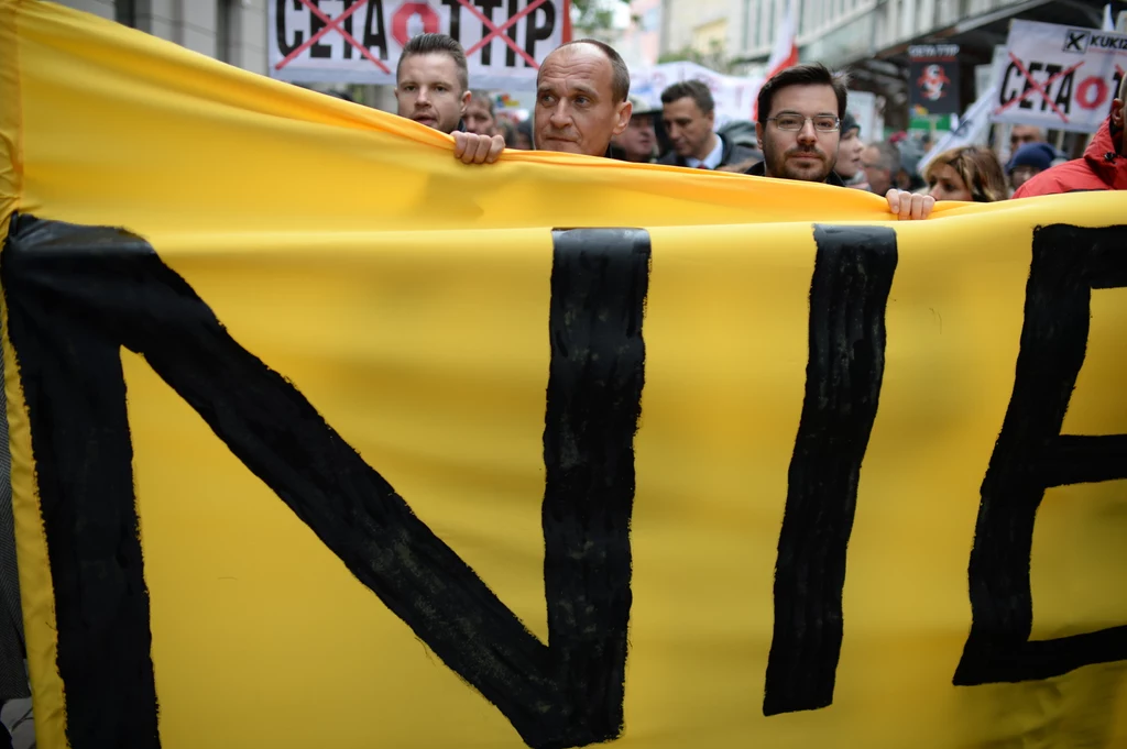 Protest przeciwko przyjęciu umów o wolnym handlu umów o wolnym handlu z USA - TTIP i Kanadą - CETA odbył się w Warszawie. Protest przeciwko przyjęciu umów o wolnym handlu umów o wolnym handlu z USA - TTIP i Kanadą - CETA odbył się w Warszawie.