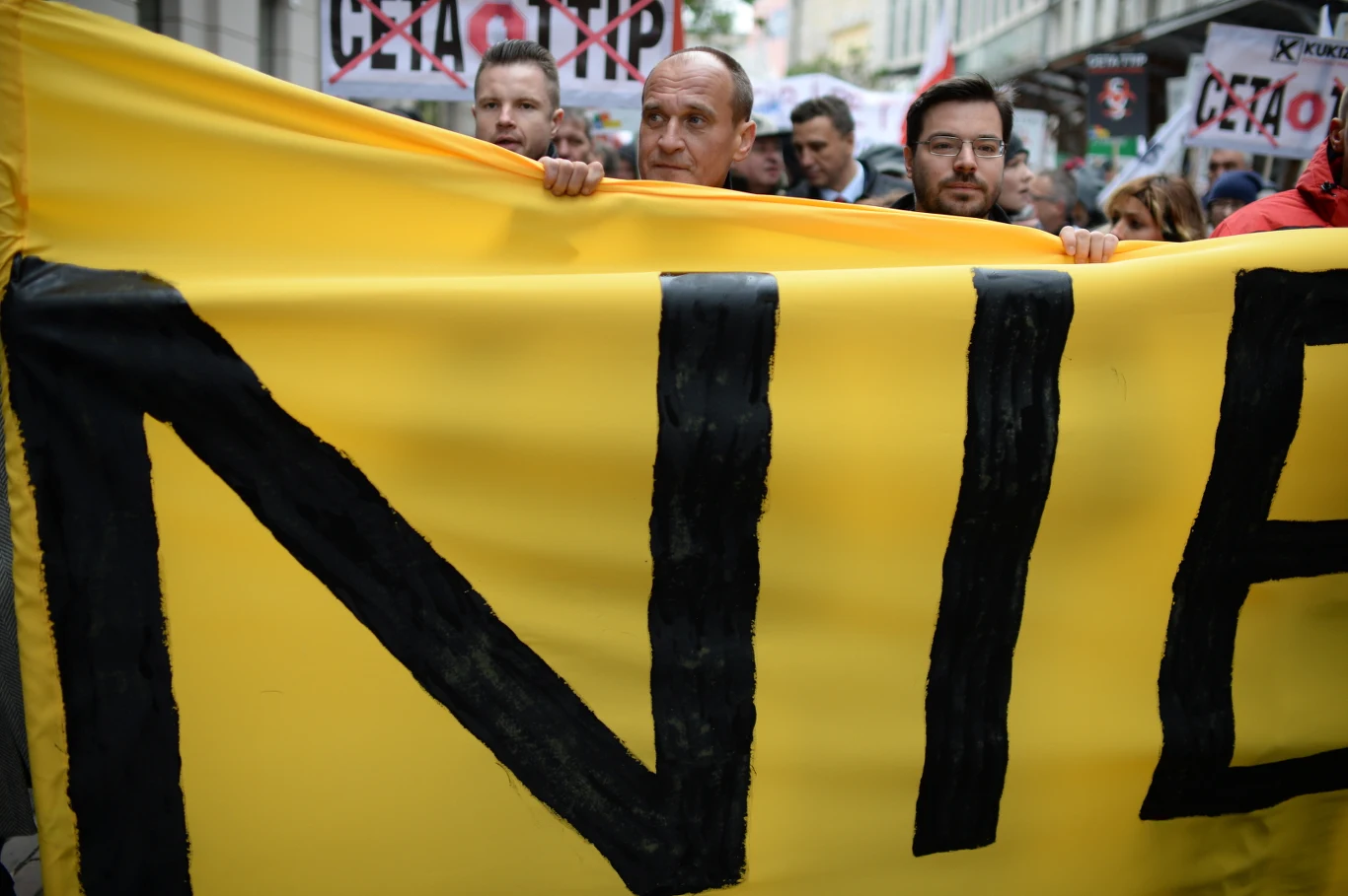 Protest przeciwko przyjęciu umów o wolnym handlu umów o wolnym handlu z USA - TTIP i Kanadą - CETA odbył się w Warszawie. Protest przeciwko przyjęciu umów o wolnym handlu umów o wolnym handlu z USA - TTIP i Kanadą - CETA odbył się w Warszawie.