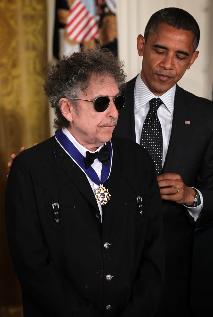 Bob Dylan odbiera Prezydencki Medal Wolności z rąk Baracka Obamy (2012 r.)