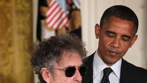 Bob Dylan odbiera Prezydencki Medal Wolności z rąk Baracka Obamy (2012 r.)