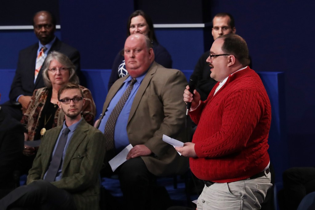 Ken Bone zadaje pytanie w trakcie drugiej debaty prezydenckiej