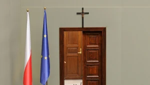 Krzyż na ścianie Sali Posiedzeń Sejmu