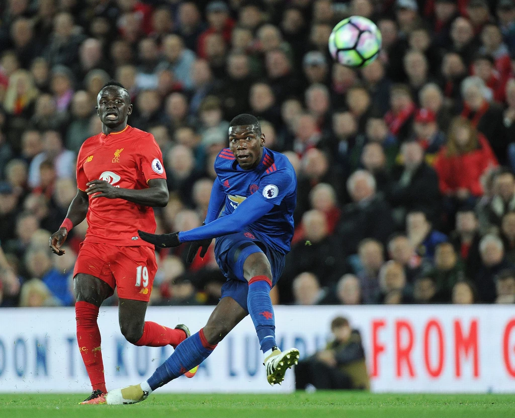 Strzela as Manchesteru United Paul Pogba. Z lewej Sadio Mane z Liverpoolu Strzela as Manchesteru United Paul Pogba. Z lewej Sadio Mane z Liverpoolu