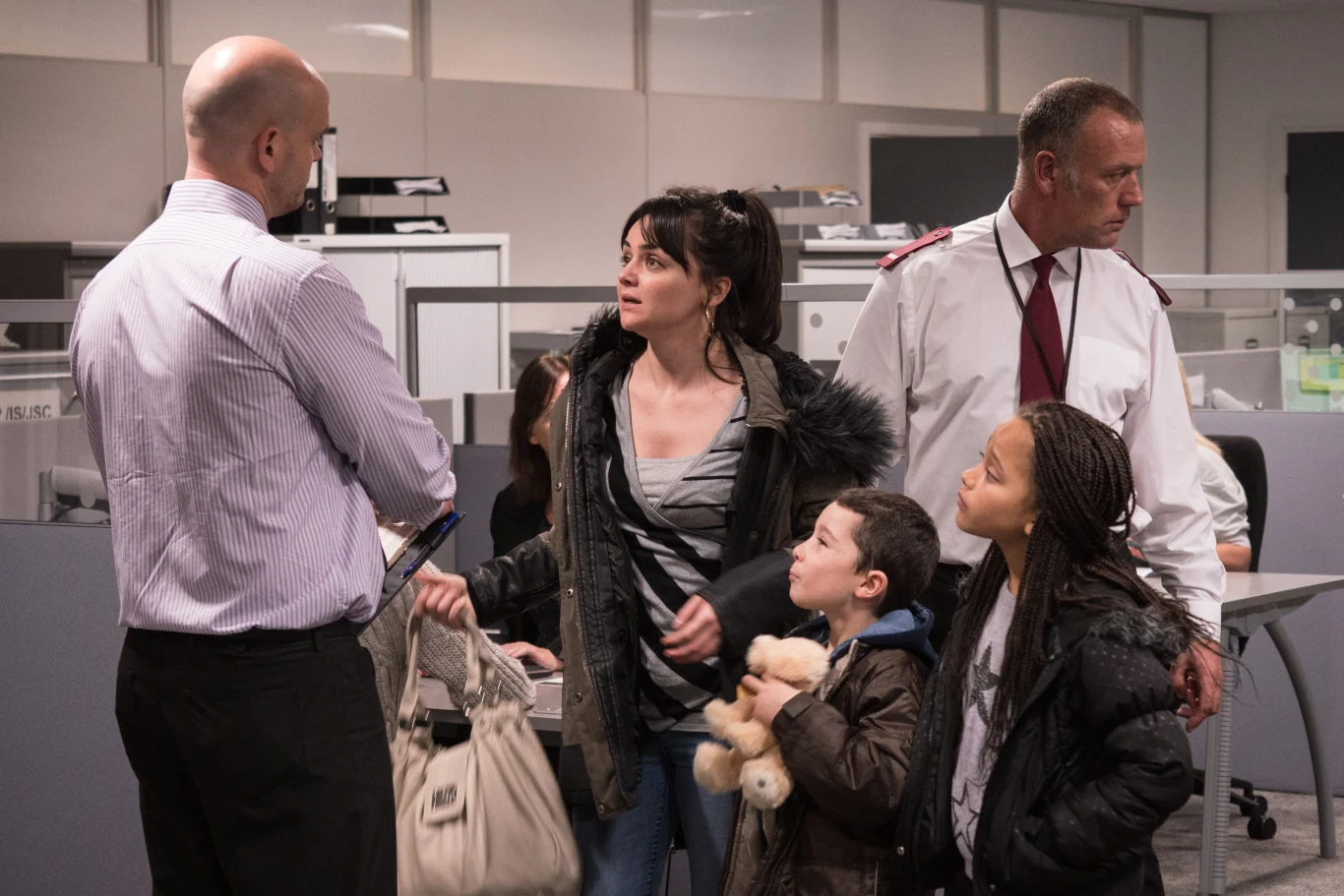 Hayley Squires, Dylan McKiernan i Briana Shann w scenie z filmu "Ja, Daniel Blake"