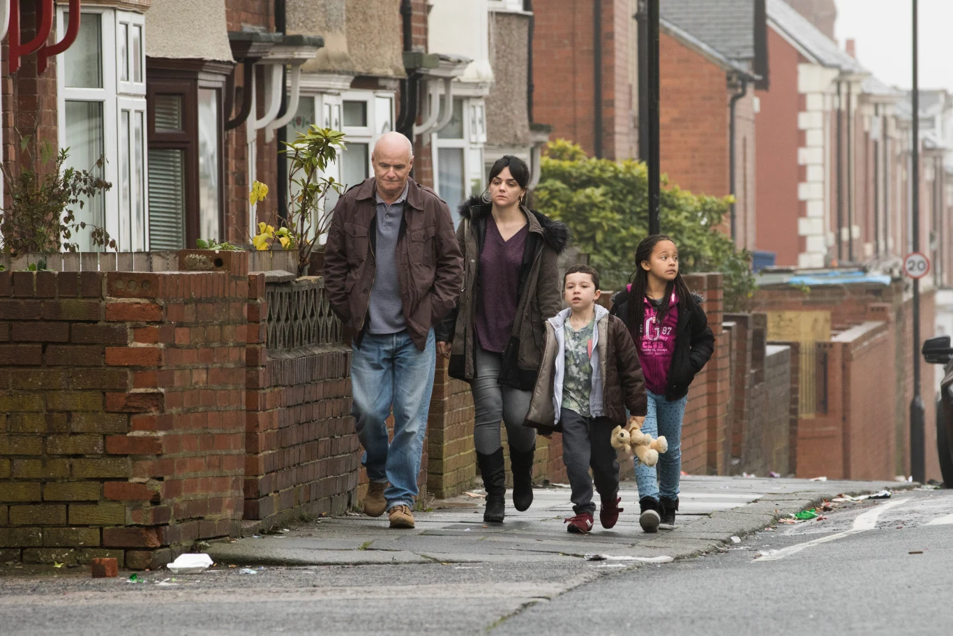 Dave Johns, Hayley Squires, Dylan McKiernan i Briana Shann w scenie z filmu "Ja, Daniel Blake"