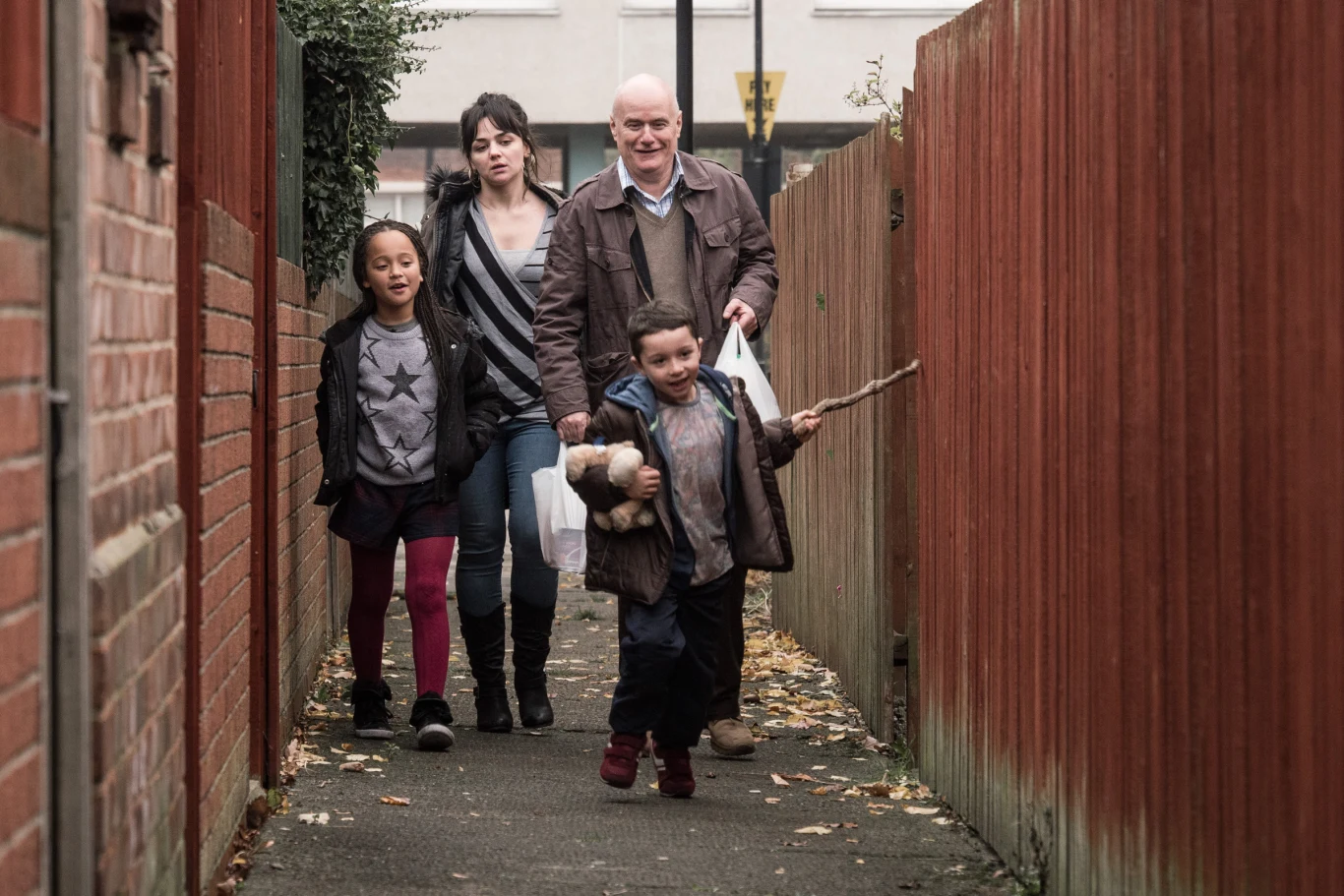 Briana Shann, Hayley Squires, Dylan McKiernan i Dave Johns w scenie z filmu "Ja, Daniel Blake"