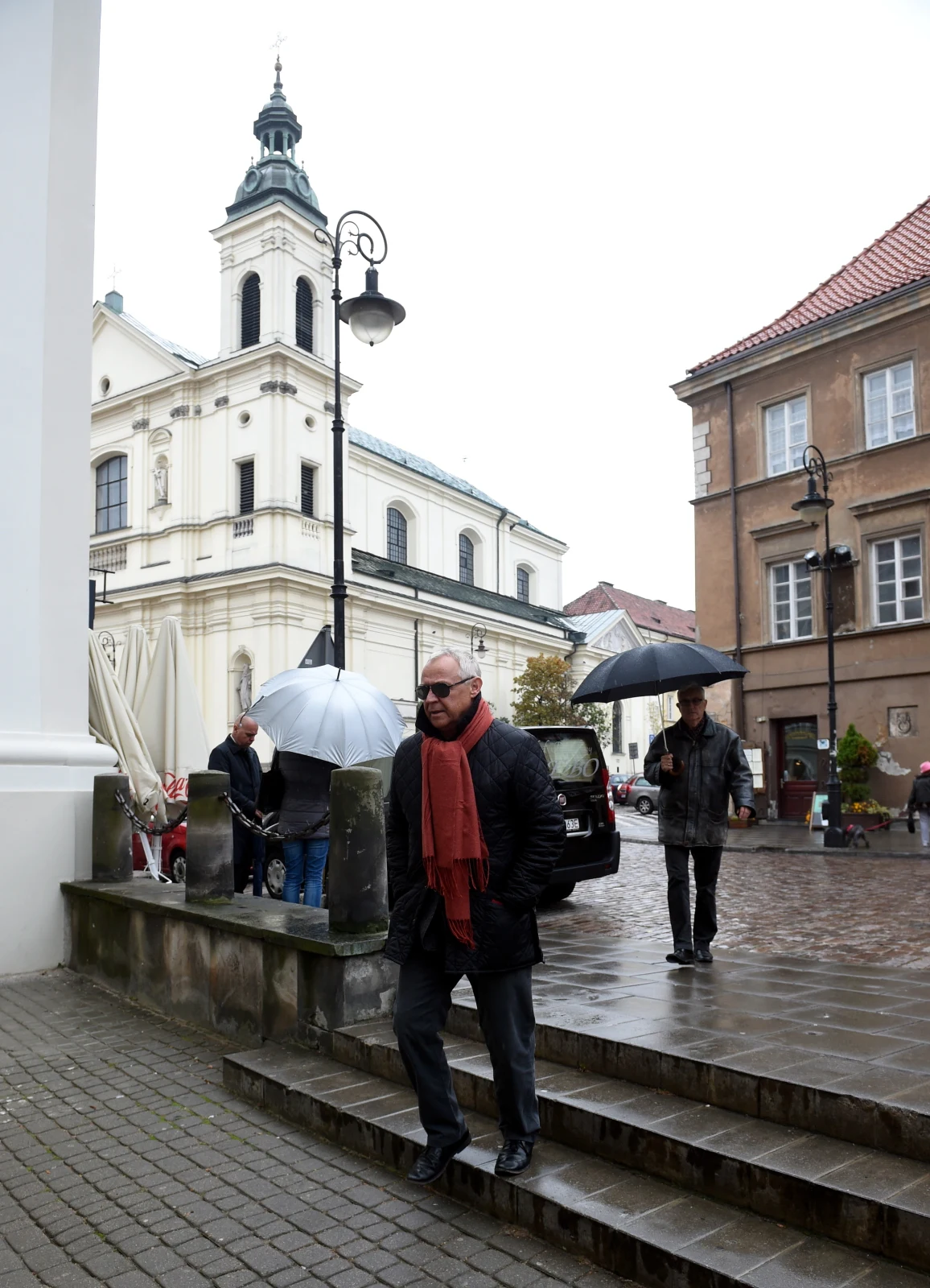 Aktor Marek Kondrat przed wejściem do kościoła.