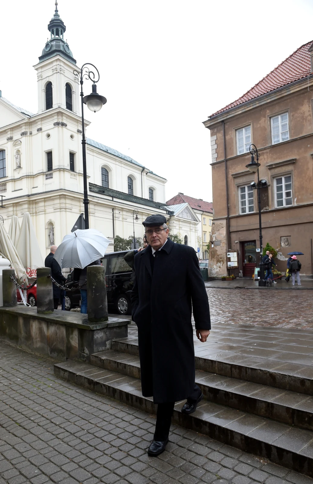 Olgierd Łukaszewicz przed wejściem do kościoła.