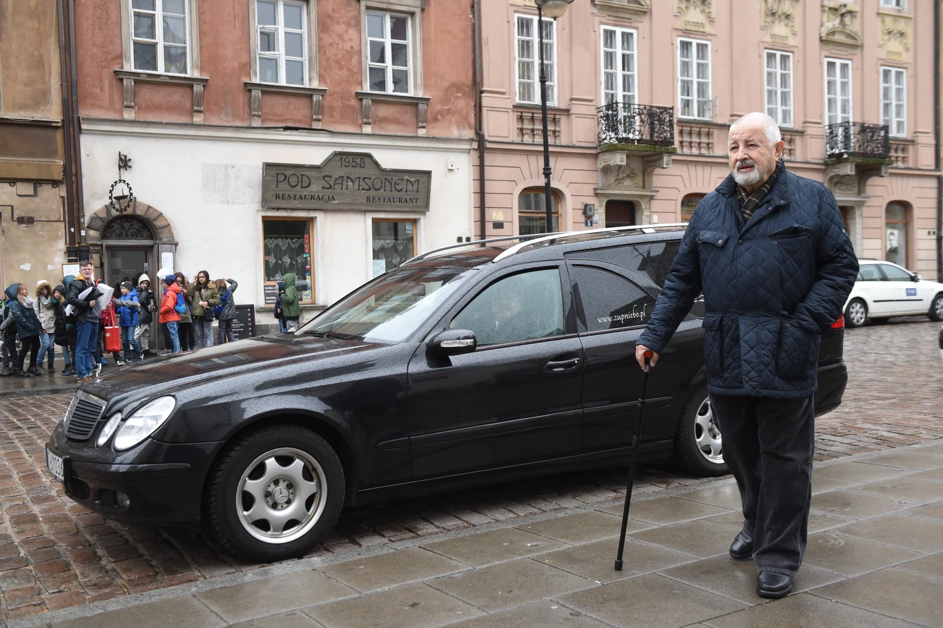 Reżyser Janusz Majewski przed wejściem do kościoła.