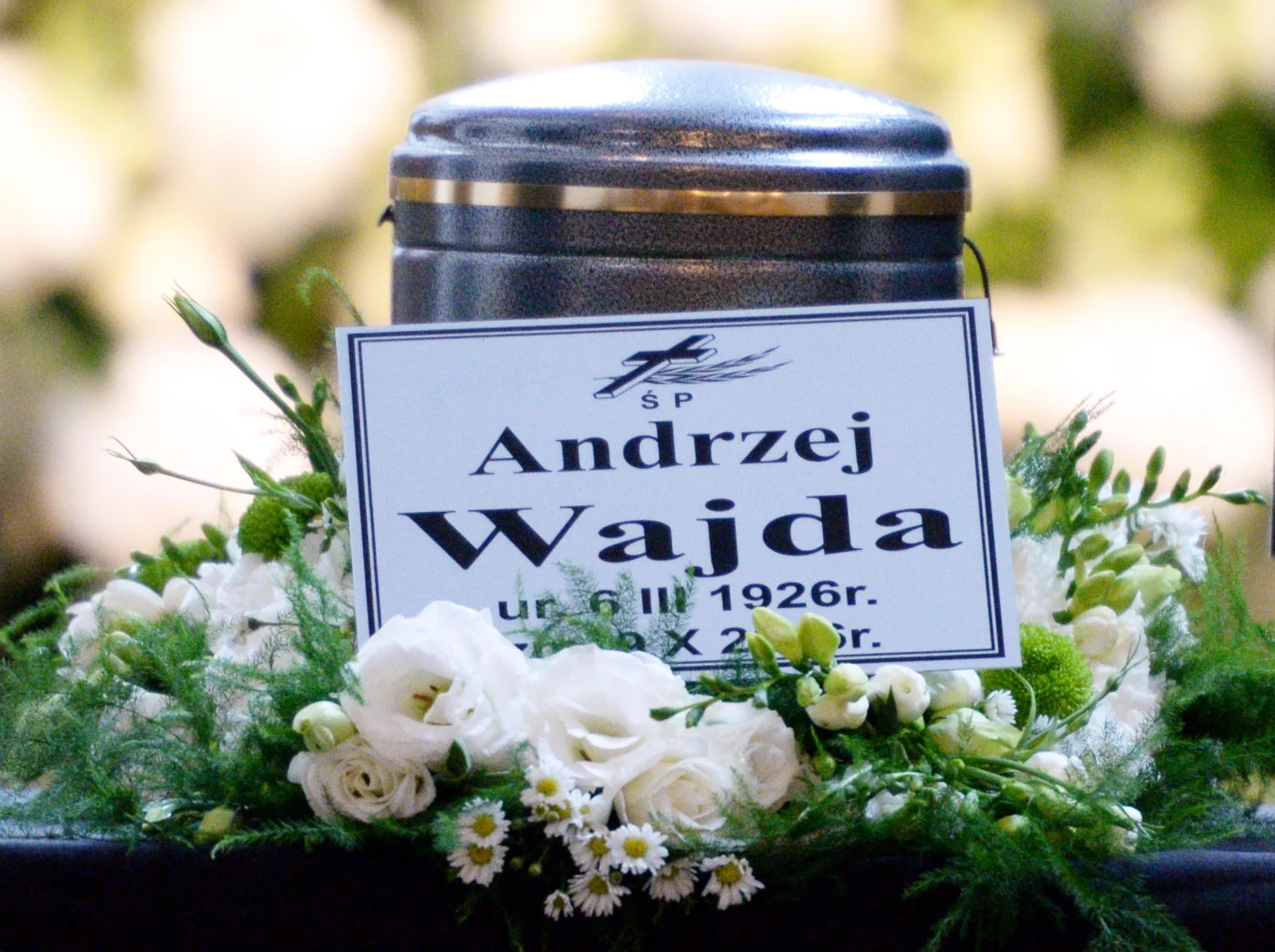 Urna z prochami Andrzeja Wajdy wystawiona w kościele św. Jacka w Warszawie, 18 października, przed nabożeństwem żałobnym - fot. Jacek Turczyk