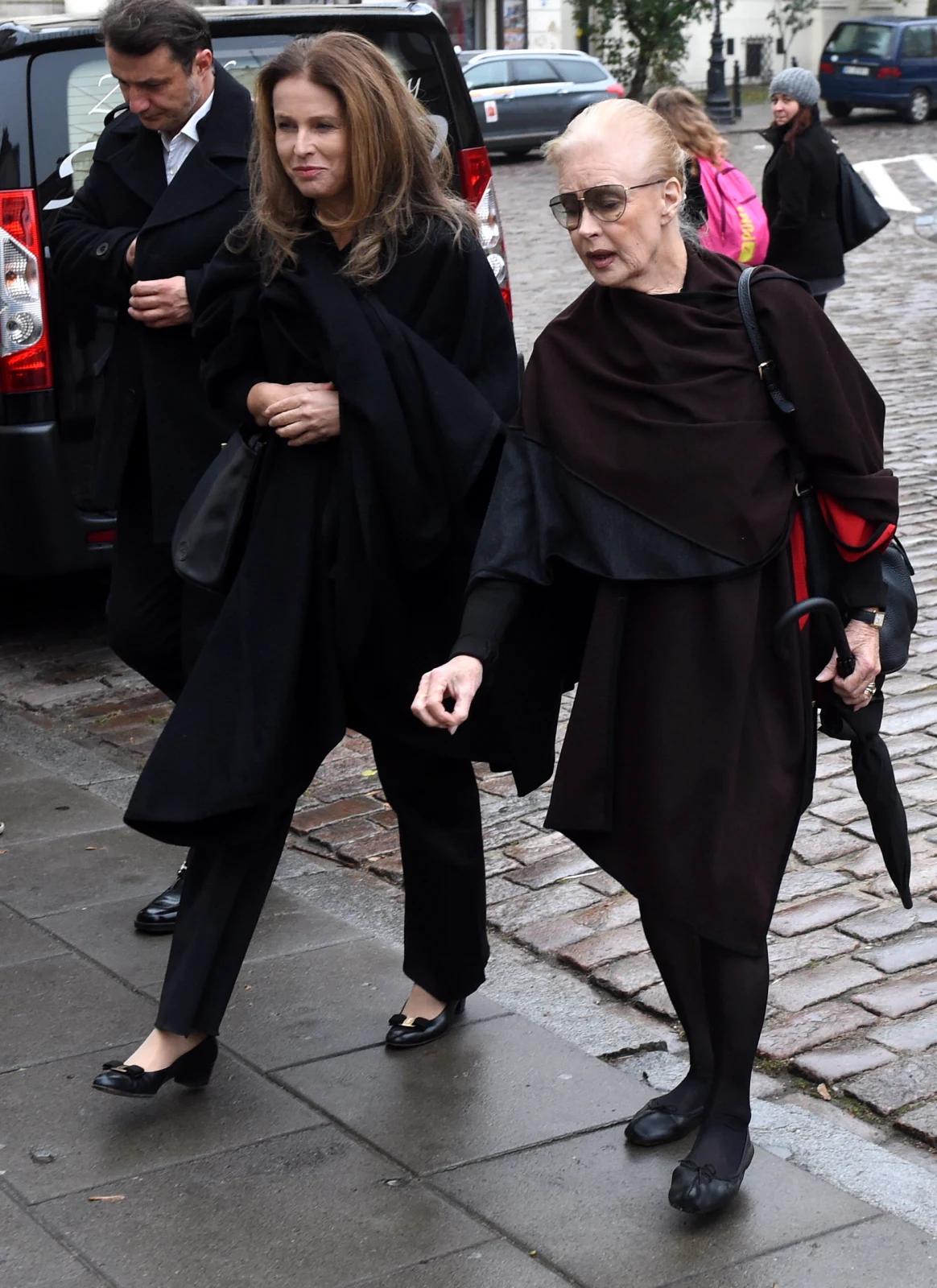 Aktorka Beata Tyszkiewicz (P) i Karolina Wajda (L) przed wejściem do kościoła