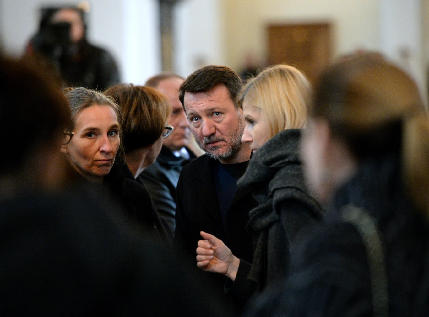 Aktor Robert Więckiewicz (C) w kościele - fot. Jacek Turczyk