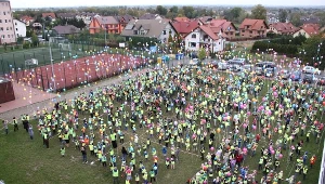 Uczniowie niepołomickiej szkoły podczas próby pobicia rekordu 