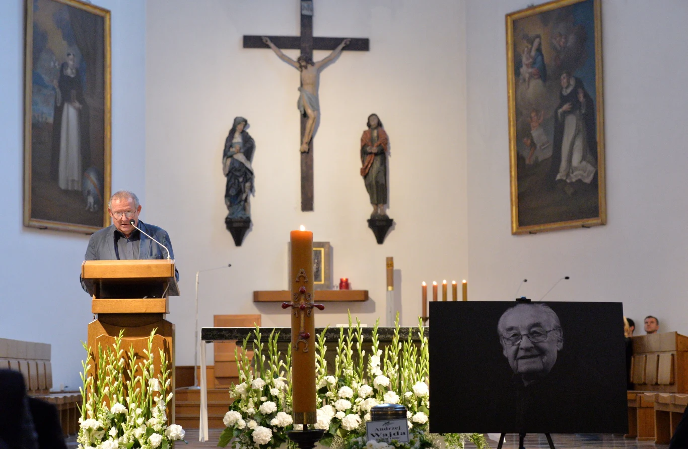 Redaktor naczelny "Gazety Wyborczej" Adam Michnik podczas nabożeństwa żałobnego Andrzeja Wajdy.