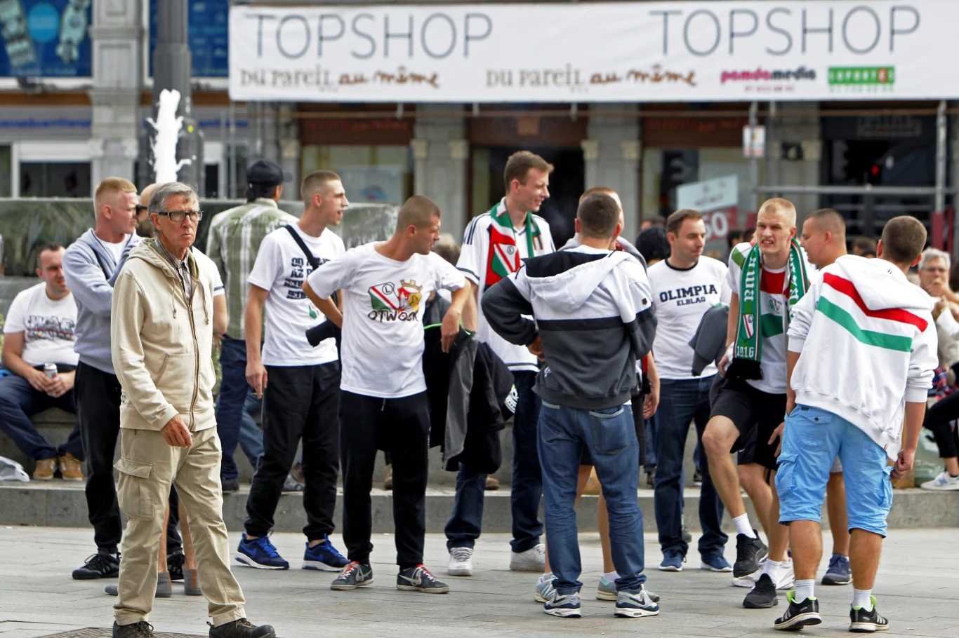 Fani "Wojskowych" na ulicach Madrytu kontrolowani przez policję