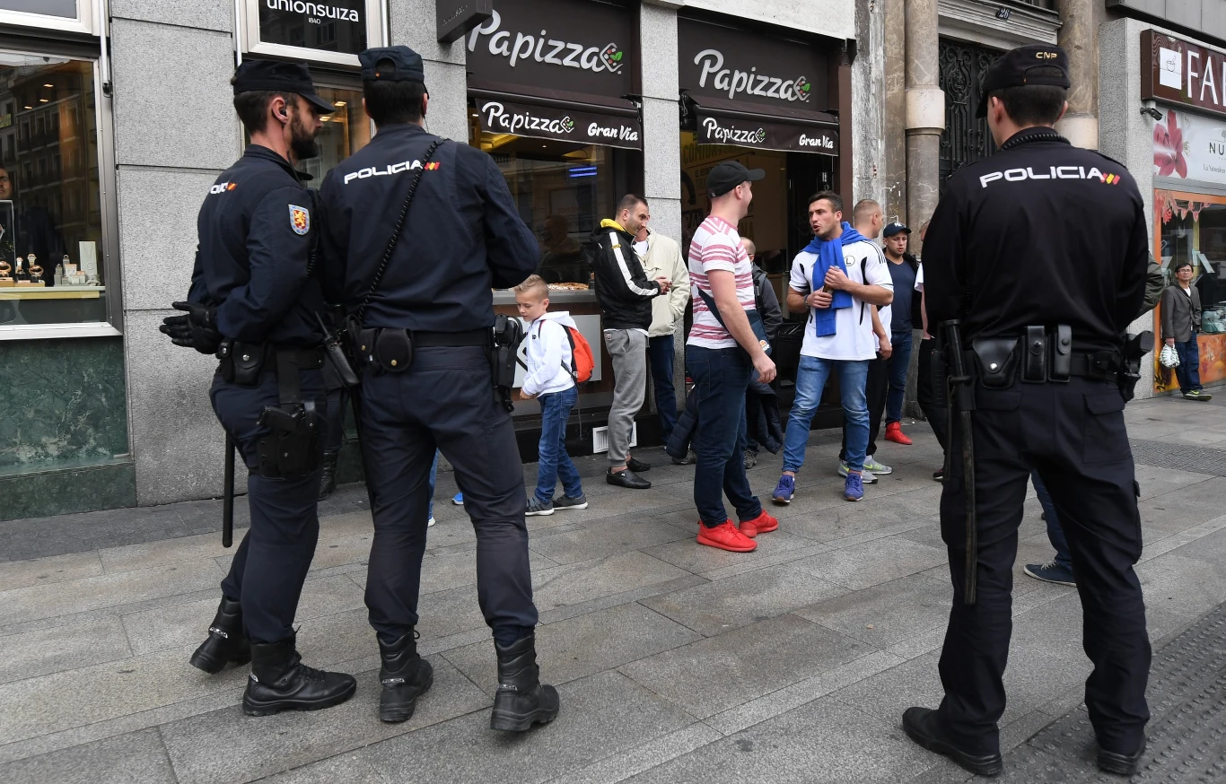 Fani "Wojskowych" na ulicach Madrytu kontrolowani przez policję