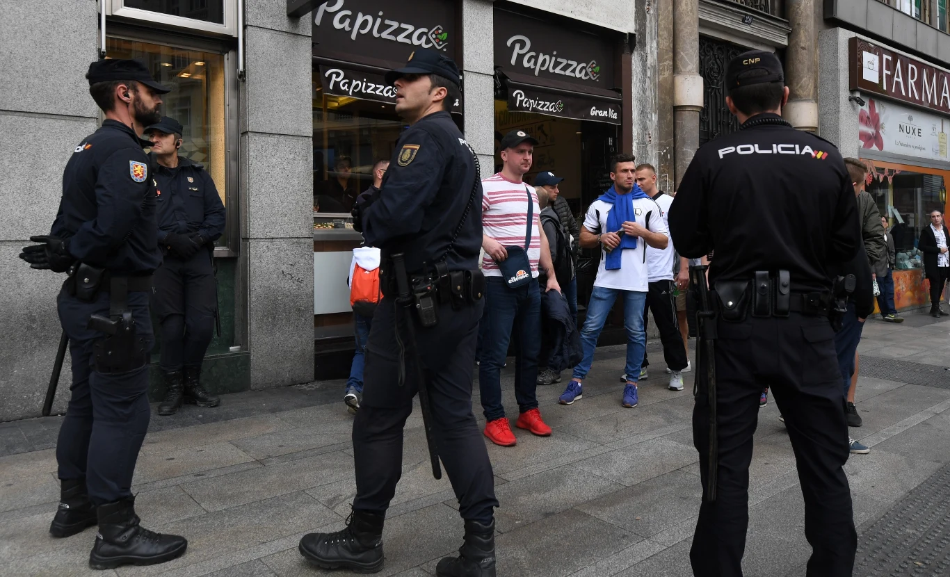 Fani "Wojskowych" na ulicach Madrytu kontrolowani przez policję