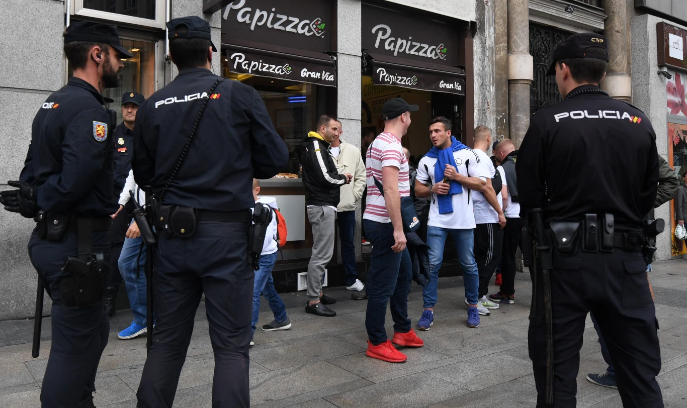 Fani "Wojskowych" na ulicach Madrytu kontrolowani przez policję