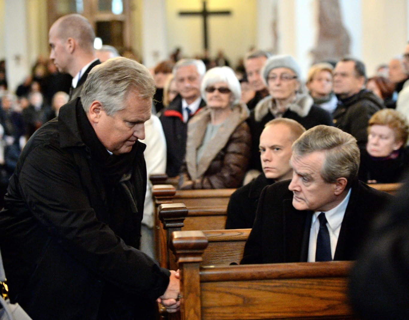 Były prezydent Aleksander Kwaśniewski (L) i wicepremier, minister kultury Piotr Gliński (P) w kościele Były prezydent Aleksander Kwaśniewski (L) i wicepremier, minister kultury Piotr Gliński (P) w kościele