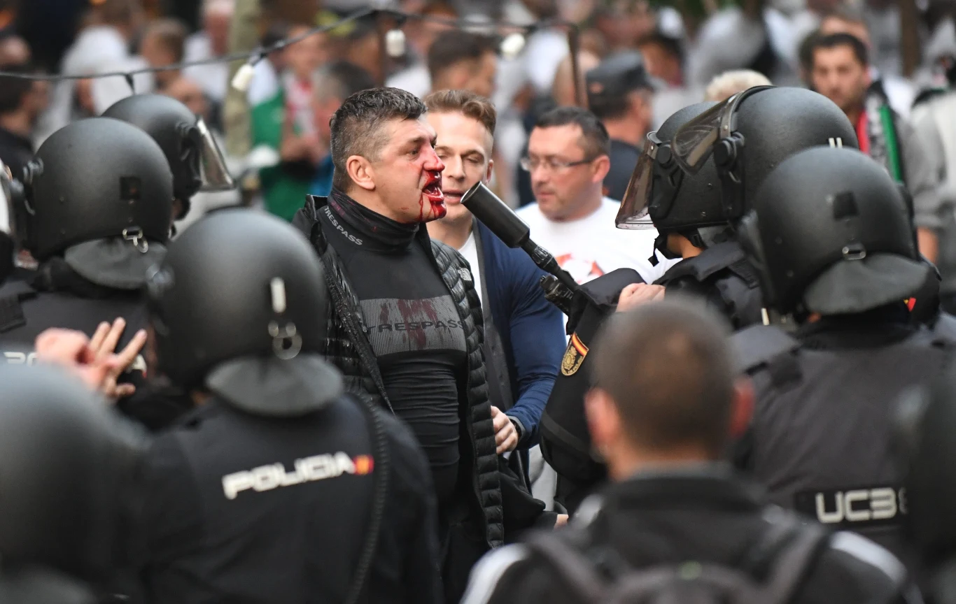 Starcie kibiców z policją w okolicy stadionu Santiago Bernabéu