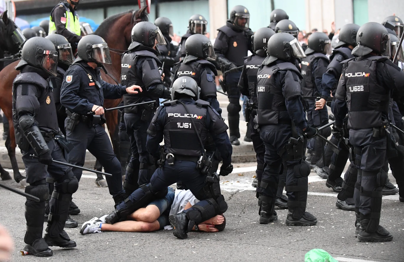 Starcie kibiców z policją w okolicy stadionu Santiago Bernabéu